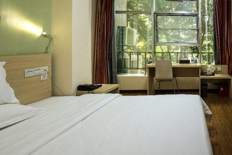E+ Hotel Guangzhou Baixin Branch Екстер'єр фото